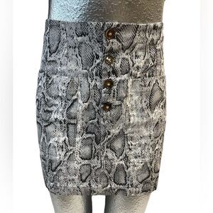 MOD on Trend, Snake print, 4 button, mini skirt, w/ 2 pockets Size M